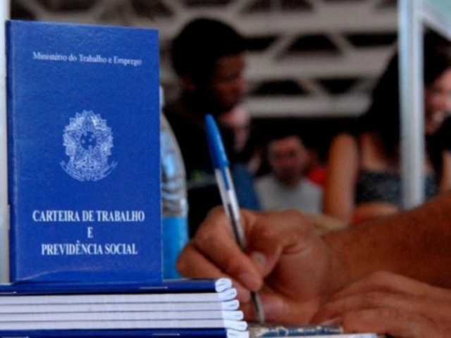 A população ocupada com carteira assinada no setor privado também permaneceu estável (Foto: Arquivo/Agência Brasil)