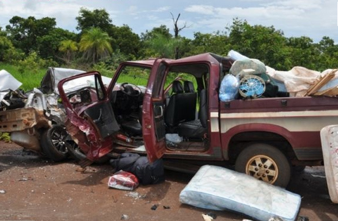 Com o forte impacto, os dois veículos ficaram totalmente destruídos (Foto: Robertinho/Maracaju Speed)