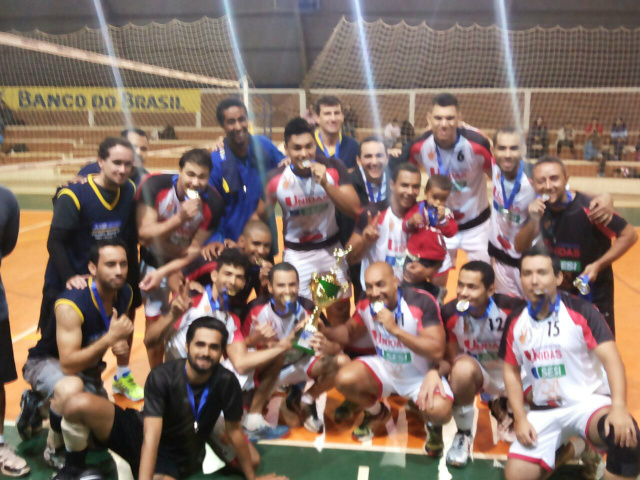Univôlei vence o Campeonato Municipal de Voleibol No jogo pela disputa pelo o título de campeão se enfrentaram os times da AABB e da Univôlei, sendo que o Univôlei venceu pelo placar de três sets a um. (Foto: Assessoria)