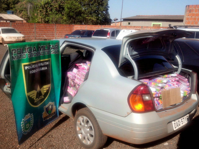 Polícia Militar Rodoviária Clio abarrotado de contrabando O automóvel transportava grande quantidade de maquiagens, adquiridos no Paraguai, sem documentação legal de importação (Foto: Divulgação/PM MS)
