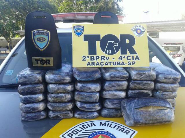 Os tabletes apreendidos pela polícia rodoviária paulista, durante a abordagem a um caminhão com placa de MS (Foto: Paparazzi News)