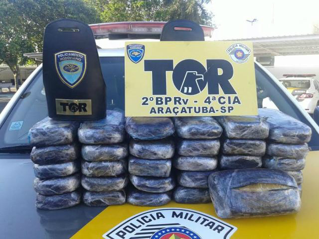 Polícia paulista apreende carga de cocaína trazida de MS Os tabletes apreendidos pela polícia rodoviária paulista, durante a abordagem a um caminhão com placa de MS (Foto: Paparazzi News)