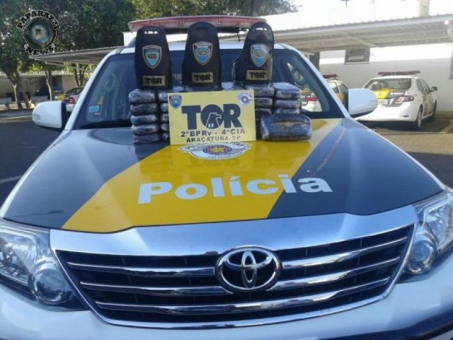 Polícia paulista apreende carga de cocaína trazida de MS Segundo a polícia paulista, o motorista disse que pegou a carga no Paraguai e levaria para Arujá (SP) (Foto: Paparazzi News)