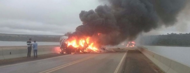 Colisão entre duas carretas na BR-163 mata uma pessoa carbonizada