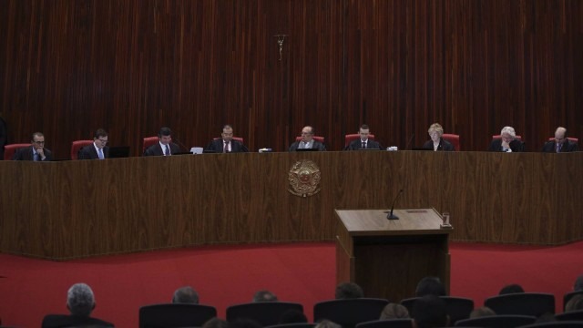 Por 4 a 3, TSE ignora provas e livra chapa Dilma-Temer da cassação Por 4 a 3, TSE ignora provas e livra chapa Dilma-Temer da cassação