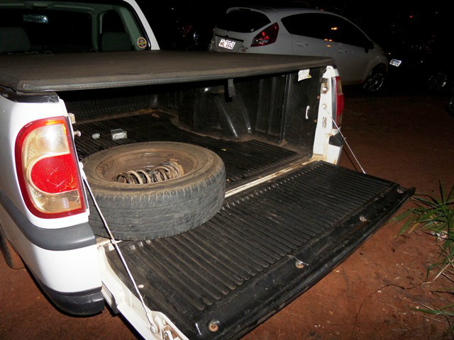 Ladrão rouba caixa de som de Saveiro estacionada em frente a faculdade (Foto: Celso Daniel)