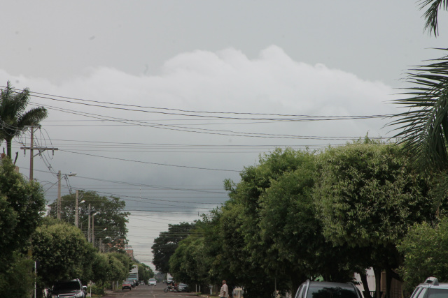 Nuvens de chuvas começam a se formar na manhã de sábado (07) em Três Lagoas. (Foto: Patrícia Miranda)