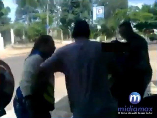 Mototaxistas agridem mulher em disputa por alvarás distribuídos pela prefeitura A motivação da briga é a negação de uma transferência de alvará, ferindo a lei municipal em vigência 4.106/2006 (Foto: Reprodução/MidiaMax)