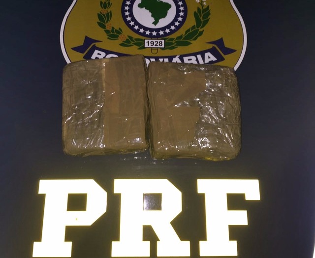 PRF apreende 1 kg de crack com passageira de uma van