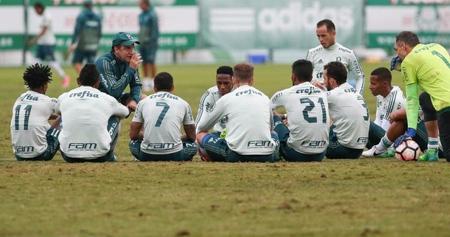 Sem muito tempo de treino entre um jogo e outro, o técnico Cuca tenta corrigir o time no papo com os jogadores (Foto: Palmeiras/Divulgação)
