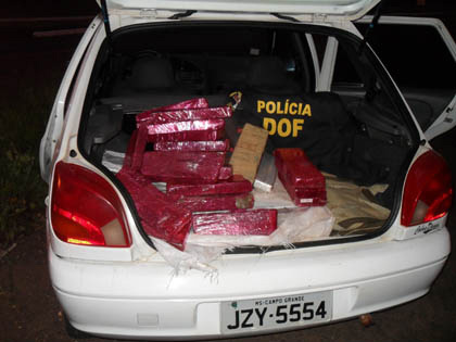 A droga estava distribuída em diversos tabletes no interior do veículo (Foto: Divulgação/DOF)