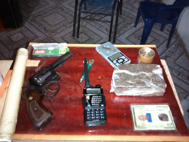 Objetos localizados na casa do suspeito durante policiamento ostensivo no bairro Paranapungá (Foto: Assessoria)
