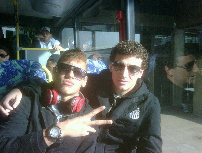 Com uma hora de atraso e em avião da torcida, Santos vai para Montevidéu Neymar, ao lado de Elano, tirou foto no ônibus que os levou ao avião (Foto: Divulgação / Twitter)
