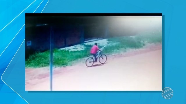 Ladrão deficiente chega de bicicleta em residencial de MS (Foto: Reprodução/TV Morena)
