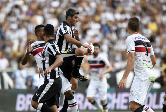 Série B: após derrota, Botafogo tem 89% de chances de conquistar o título Derrota em casa para o Santa Cruz impediu o título do Botafogo na 36ª rodada (Foto: André Durão / GloboEsporte.com)