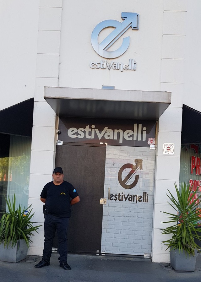 Tropa de Choque pode atuar em Três Lagoas para combater criminalidade Após ter a porta de vidro quebrada. lojista contratou segurança particular para vigiar o local (Foto: Ricardo Ojeda