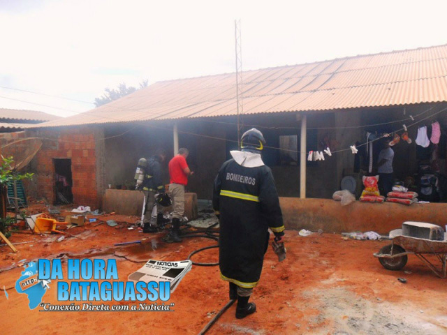 Bombeiros atendem ocorrência onde a casa de Cláudio Brogna foi consumida por incêndio (Foto: Da Hora Bataguassu)