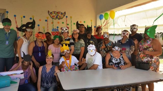 Assistidos do CAPS II e CAPS AD participam de confraternização de Carnaval Foram confeccionadas máscaras coloridas e todos participaram (Foto/Assessoria)