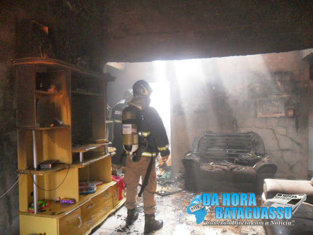 Praticamente, todos os móveis e eletrodomésticos da família também foram consumidos pelas chamas (Foto: Da Hora Bataguassu)