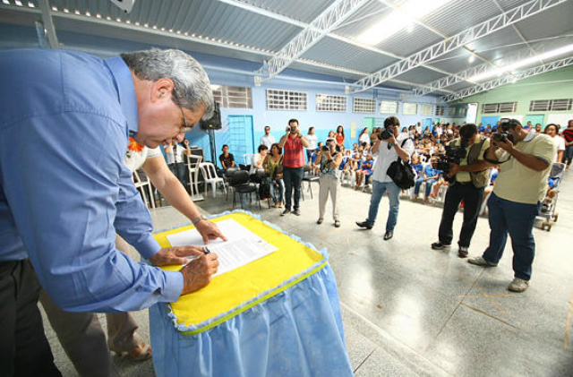 Governador garante mais R$ 36 milhões para o setor da educação de MS As autorizações assinadas por Puccinelli asseguram recursos para serem investidos na construção de dez novas escolas estaduais (Foto: Edemir Rodrigues)