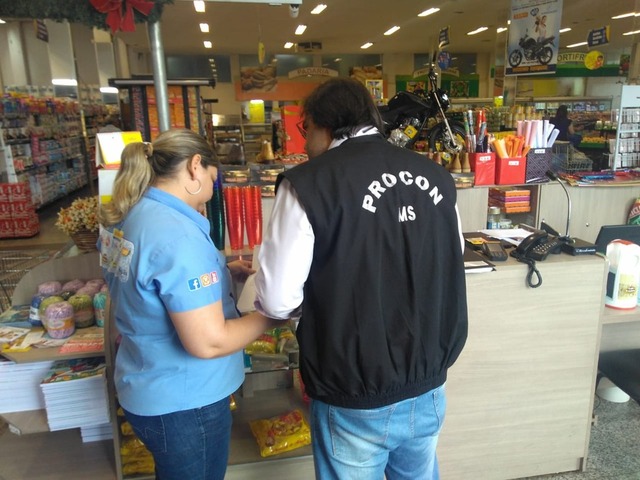 Procon encontra produtos vencidos em supermercado da capital após denúncias de clientes Procon recebeu denúncia de clientes em MS e recolheu produtos vencidos — Foto: Procon-MS/Divulgação