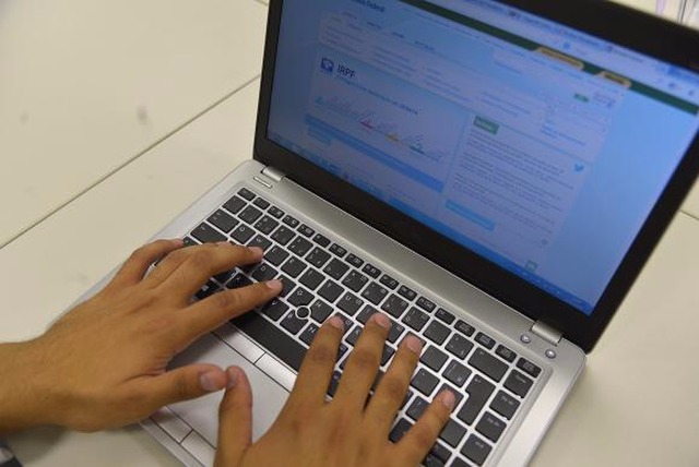 Para saber se teve a declaração liberada, o contribuinte deverá acessar a página da Receita na Internet, ou ligar para o Receitafone 146 - (Foto/Marcello Casal Jr./Agência Brasil)