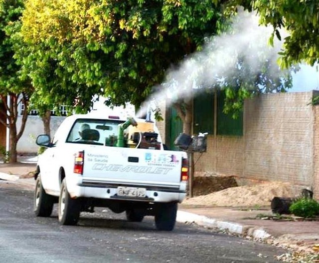 Notificações de casos de dengue em Três Lagoas passam de mil para cada 100 mil habitantes e preocupam autoridades Carro do fumacê. Fotos: Ilustração/Vigilância em Saúde e Saneamento