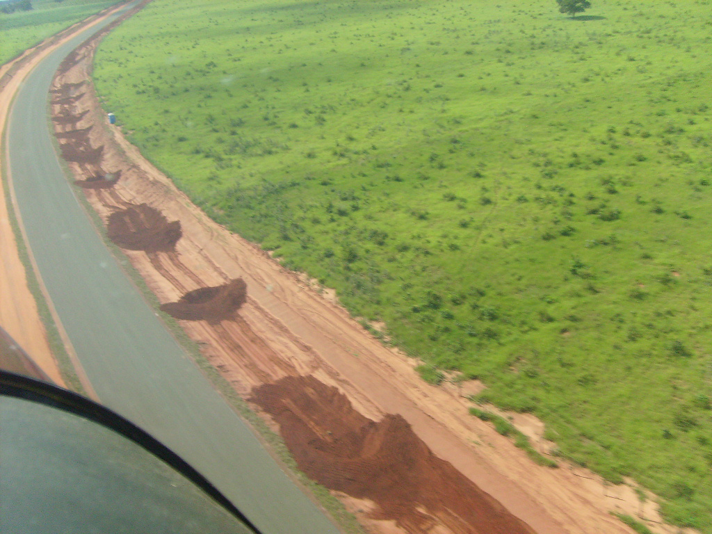 Alguns trechos da rodovia já estão asfaltados e outros recebendo terreplanagem e depois capa asfáltica (Foto: Divulgação)