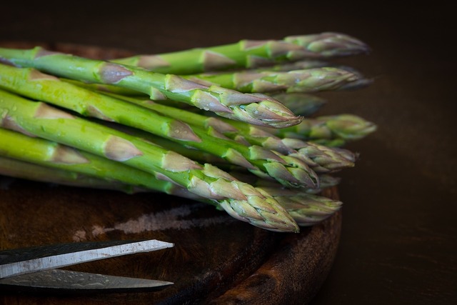 Dieta com baixo teor de asparagina, nutriente presente no aspargo e em alimentos como carnes e ovos poderia ajudar a retardar efeitos do câncer (Foto: Pezibear/Pixabay)