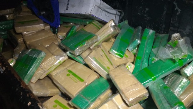 Droga estava escondida no fundo falso de uma caminhonete F-100; Foto: Divulgação PM