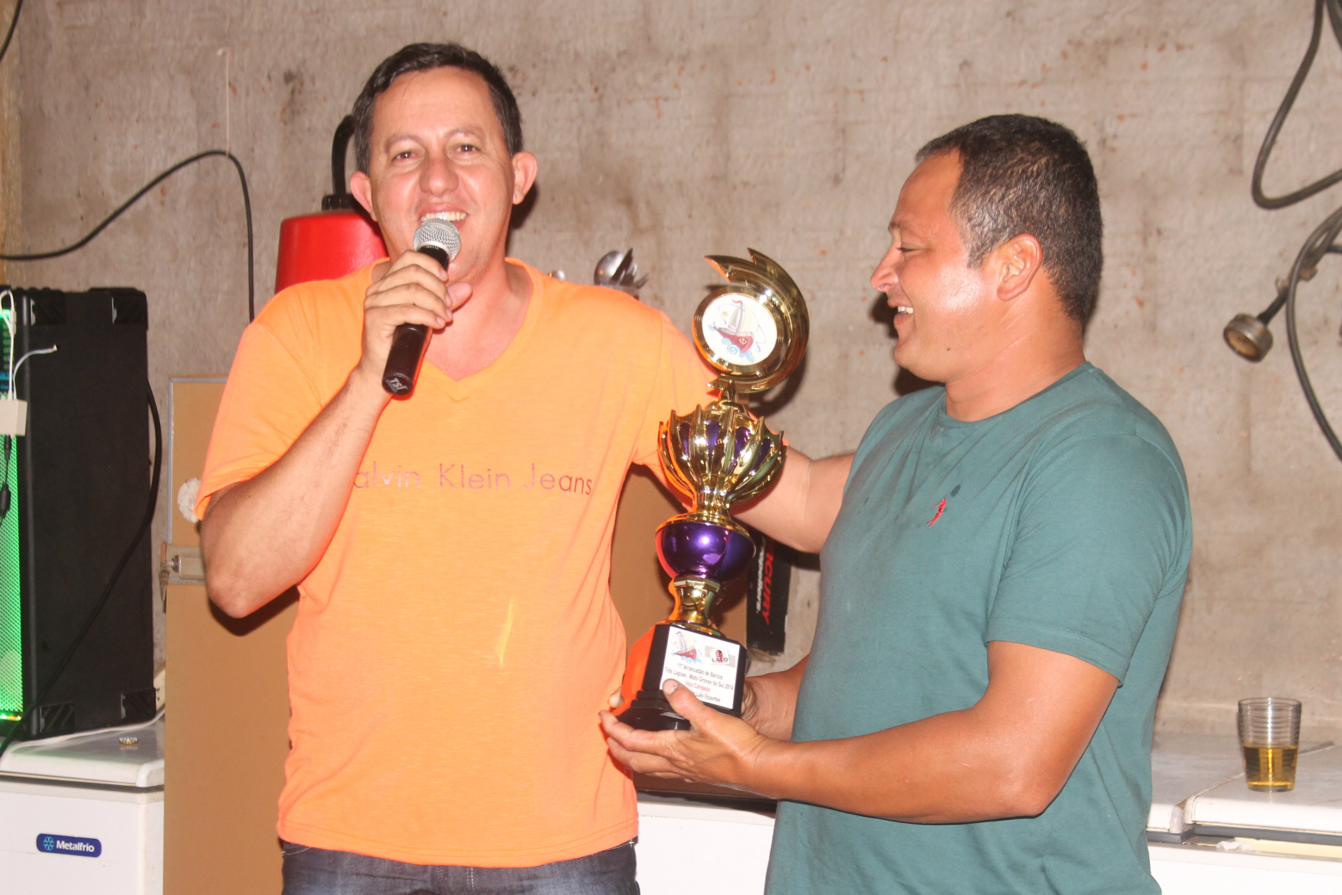 Arrancadão de Barcos arrecada R$ 2 mil para premiar vencedores Gil do Jupiá, padrinho e patrocinador do evento fez a entrega dos troféus (Fotos: Rodolfo Gomes)