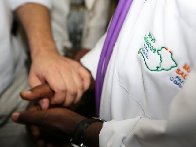 Profissional do Mais Médicos de mãos dadas com paciente (Foto: Karina Zambrana /ASCOM/MS)
