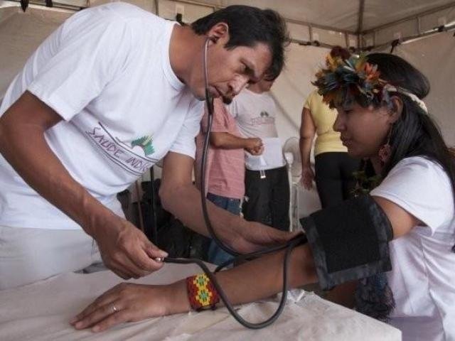 Médico presta atendimento em comunidade indígena (Foto: Arquivo)
