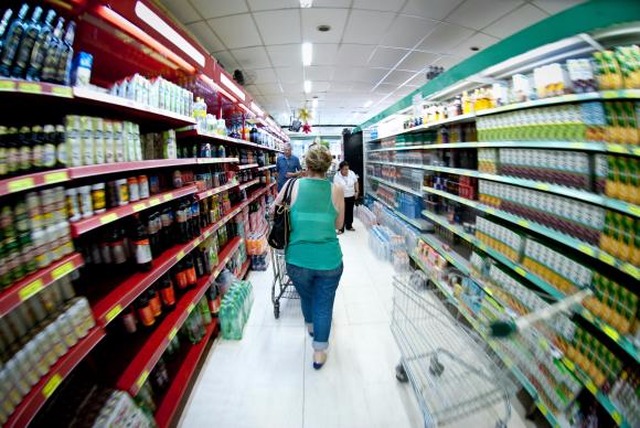 Hiper e supermercados  sempre  vendem e contratam  mais no  período de fim de ano. (Foto: Arquivo/ Agência Brasil)
