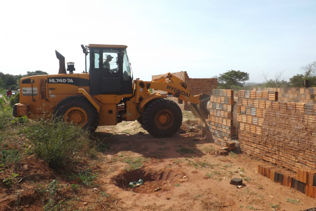 Às 10h30, as máquina da prefeitura começaram a demolir as primeiras casas, que ainda não tinham moradores (Foto: Edivelton Kologi)