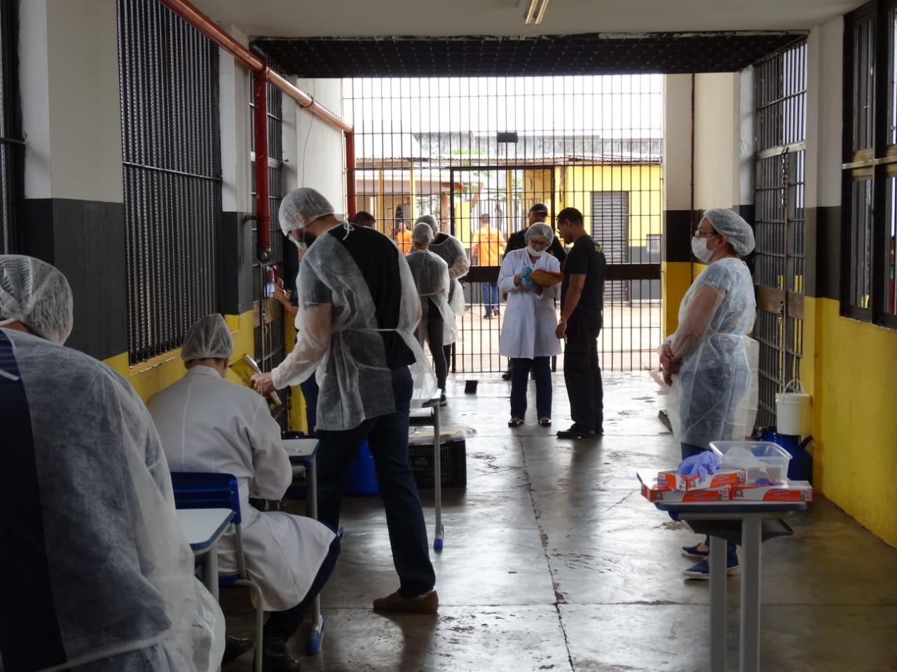Peritos coletam DNA de presos que serão inseridos em banco nacional para ajudar em solução de crimes Foto: Divulgação