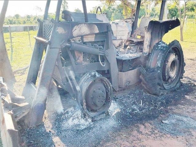 Grupo suspeito de levar o brasileiro, já tinha invadido a fazenda em 2015, onde queimaram o trator da foto e mataram duas pessoas.
