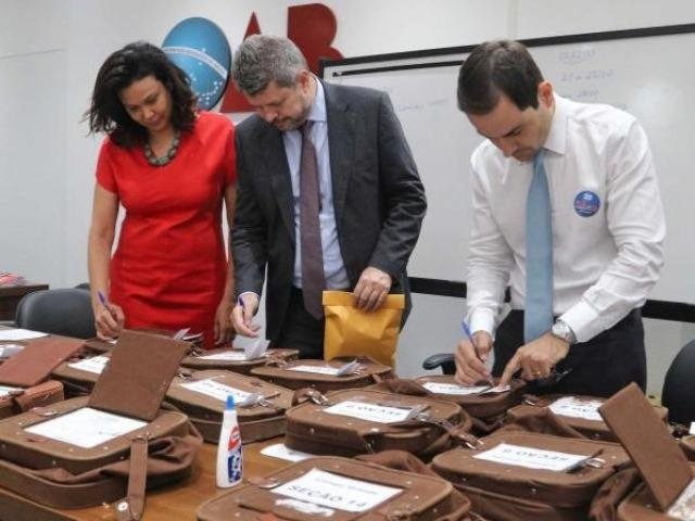 OAB-MS espera cerca de 11 mil advogados para eleição nesta 3ª-feira Representantes de chapas acompanharam o lacre das urnas. (Foto: Divulgação)