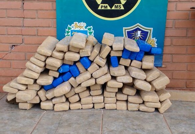 Traficante tenta atropelar policiais durante bloqueio Droga estava no banco traseiro e no porta-malas do veículo. (Foto: Divulgação/PMR)