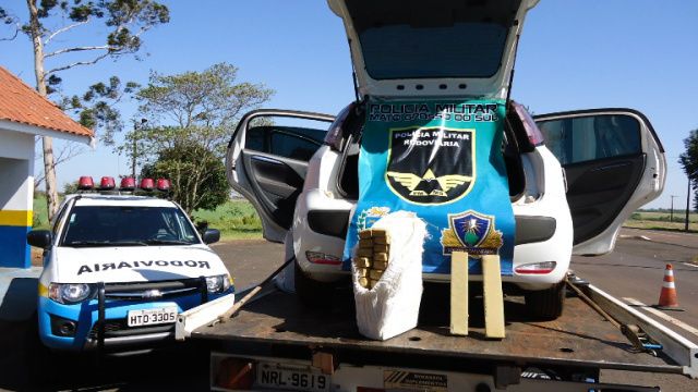 PMR apreende Pálio que furou bloqueio policial com 400 kg de maconha No interior do veiculo foram localizados vários fardos de sacos de nylon que continham 400 kg de maconha (Foto: Divulgação/PM MS)