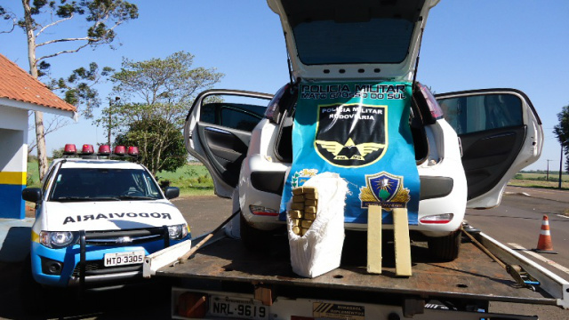 No interior do veiculo foram localizados vários fardos de sacos de nylon que continham 400  kg de maconha (Foto: Divulgação/PM MS)