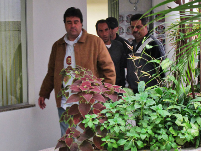 Edmundo é levado para cela em delegacia de SP Edmundo foi levado para delegacia da Zona Oeste de SP na madrugada desta quinta-feira
(Foto: Paulo Toledo Piza/G1)