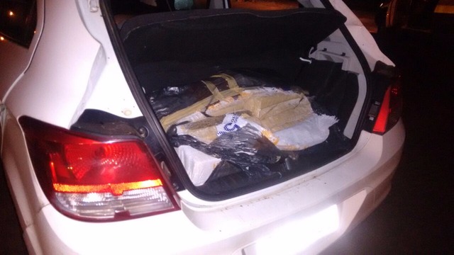 Traficante tenta atropelar policiais durante bloqueio Droga foi encontrada no banco traseiro e no porta-malas do veículo. (Foto: Divulgação/PMR)