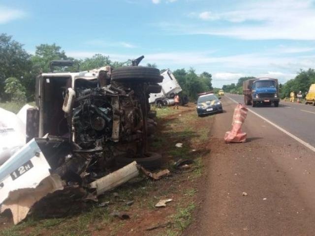 Motorista se distrai com acidente, invade pista e colide em carreta na BR-163 Parte frontal da carreta ficou completamente destruída. (Foto: Rio Brilhante em Tempo Real)