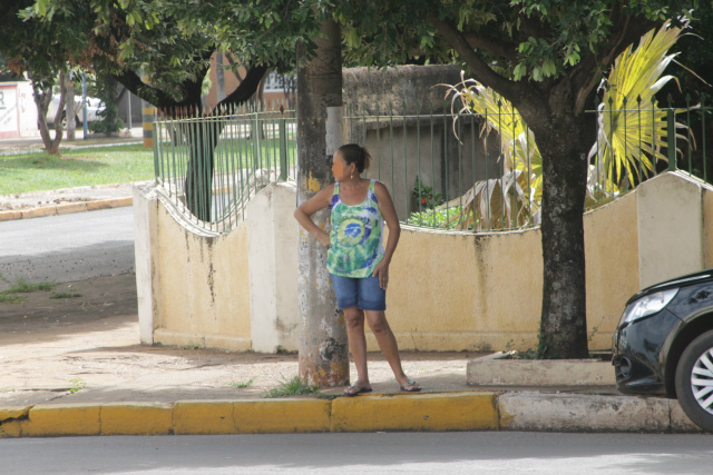 Com menos de um mês para as urnas, campanha segue “morna” em Três Lagoas Dona Isabel, aguarda momento para atravessar a rua, despreocupada com a eleição que se aproxima; diz que não vai votar este ano (Foto: Léo Lima)