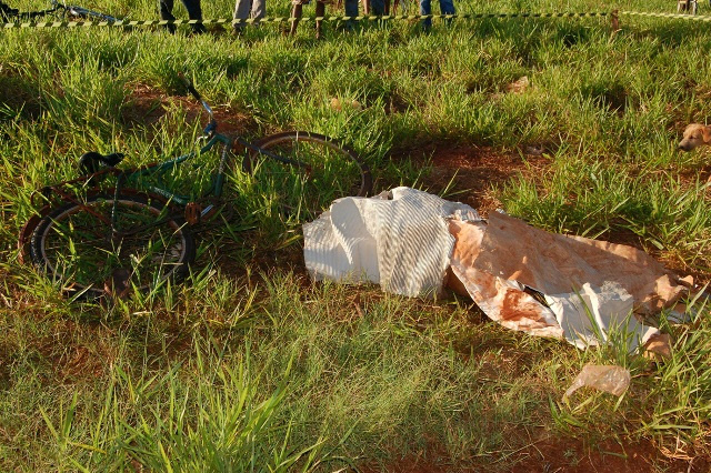 Homem é encontrado morto em terreno baldio em Angélica, MS O corpo foi encontrado por moradores no conjunto habitacional Antônio Mota Ramos, por volta das 6h (de MS) (Foto: Sucrilho/Ivi Notícias)