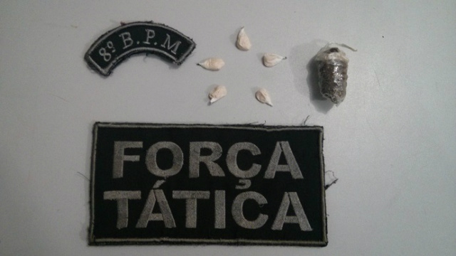 Menor é detido por tráfico em Nova Andradina Foram localizados no bolso de seu calção, cinco invólucros de crack e um invólucro de maconha. Para os policiais o jovem de 17 anos teria confessado que venderia cada “balinha”, por R$ 10 (Foto: Divulgação)