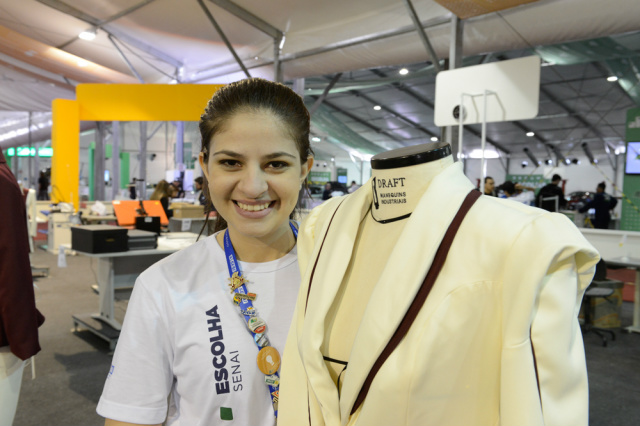 A competidora do Senai de Campo Grande, Jéssica Martinez Dias, que participou da categoria tecnologia da moda, ficou satisfeita com a pontuação obtida (Foto: Divulgação/Assecom)