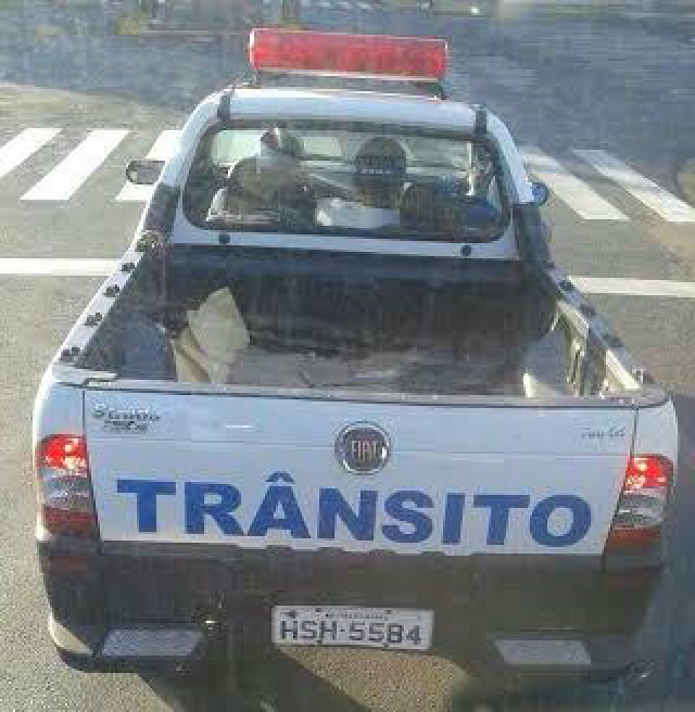 Equipe de trânsito contraria legislação e circula com veículo oficial pela cidade Espremido dentro da picape, o trio foi flagrado transitando pela área central da cidade, na manhã de ontem (Foto: Divulgação)