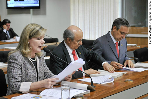 Senadora Gleisi Hoffmann, ao relatar o projeto na Comissão de Constituição e Justiça (Foto: Agência Senado)